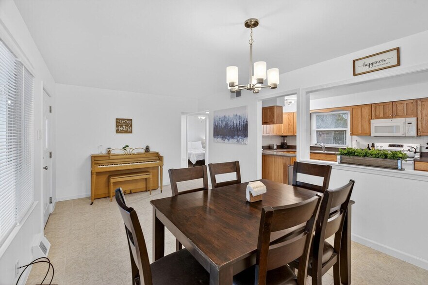 Building Photo - 453 Chamberlin Dr