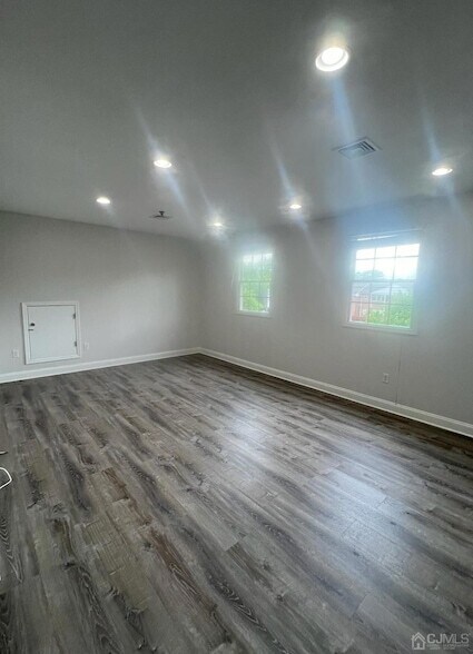 Building Photo - 495 Avenel St