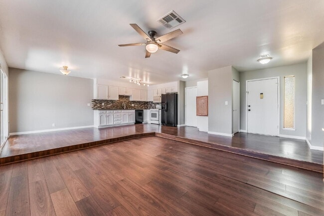 Building Photo - "Charming 3-Bed Oasis with 2 Full Baths in Vibrant Las Vegas - 1315 Sq Ft of Comfort!"