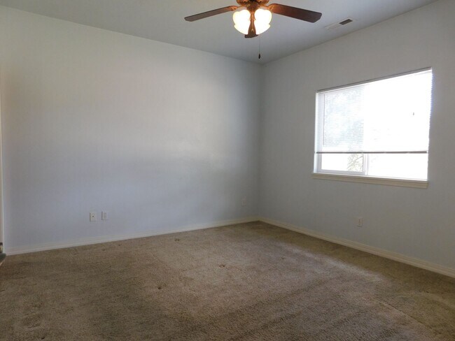 Building Photo - Quiet Neighborhood!