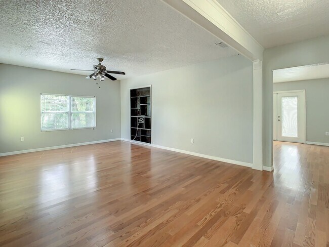 Building Photo - Charming Three bedroom one bath with huge backyard