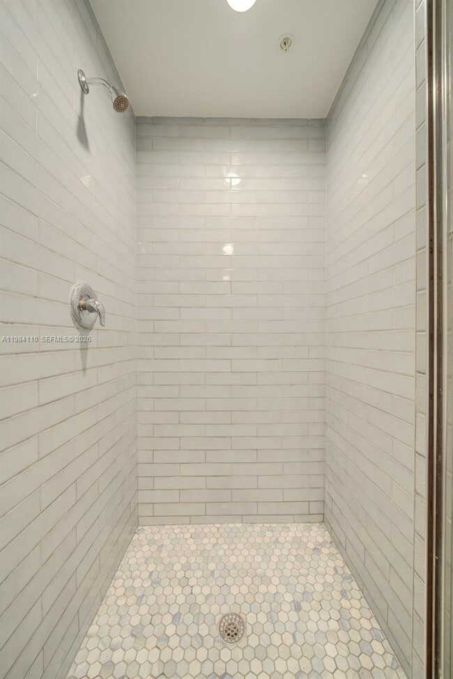 Building Photo - 10 SW South River Dr