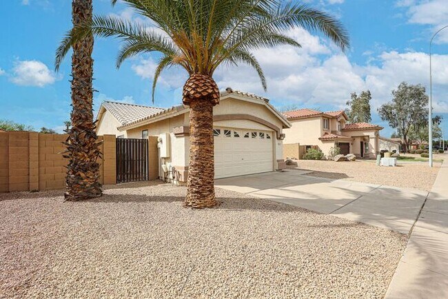 Building Photo - Welcome to this Charming 3 BEDROOM , 2 BAT...