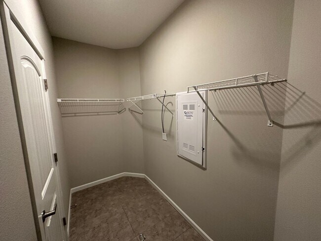 Building Photo - 553
