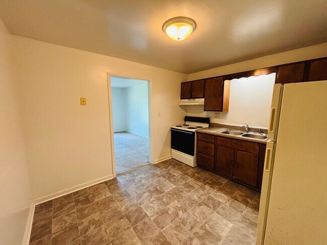 Building Photo - 1 Bedroom, 1 Bath Apartment