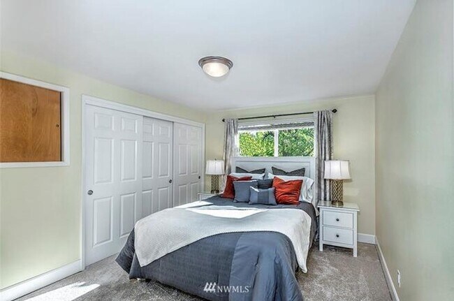 Building Photo - 3-Bedroom Lynnwood Home Near Light Rail with Central A/C & Backyard Oasis