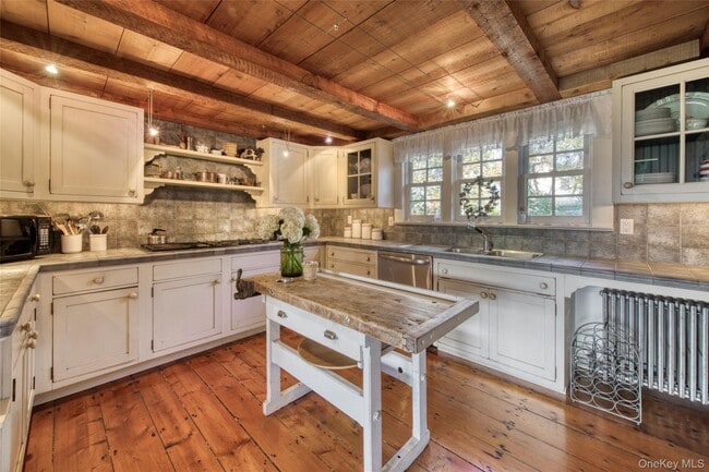 Building Photo - 152 King St