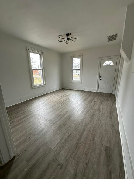 Building Photo - 725 Hopkins St