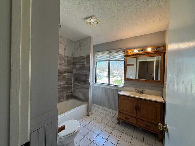 Building Photo - 4564 Whitney Dr