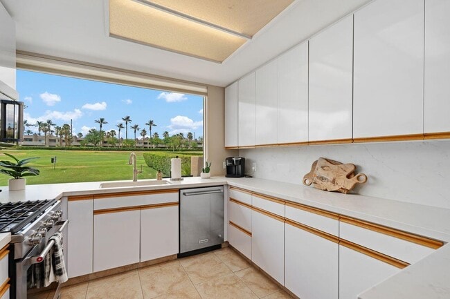 Building Photo - 20 Pebble Beach Dr