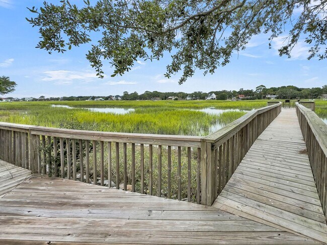 Building Photo - Coastal Living in the Heart of Folly Beach