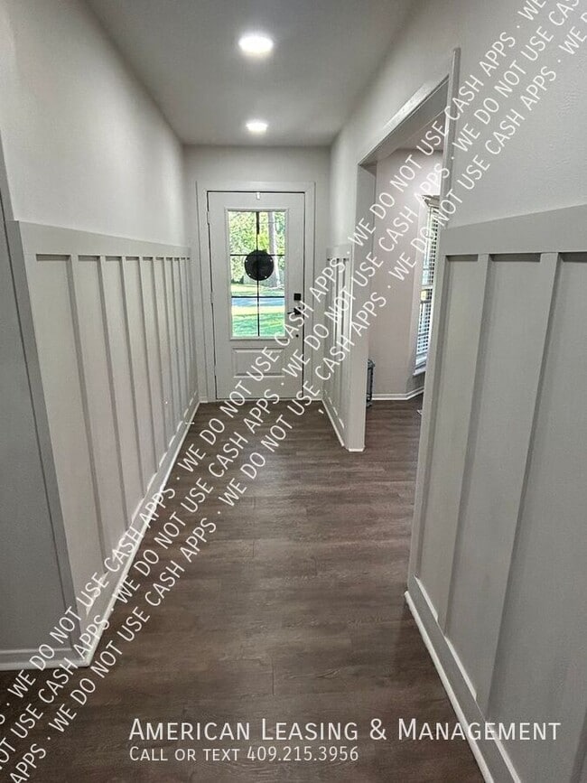 Building Photo - 1503 Robinhood Ln