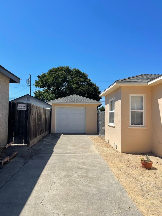 Building Photo - Charming Southside Home on Huge Lot!