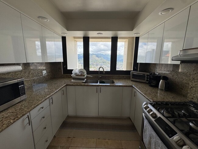 Building Photo - Luxury High-Rise Living with Panoramic Ocean Views at Yacht Harbor Towers
