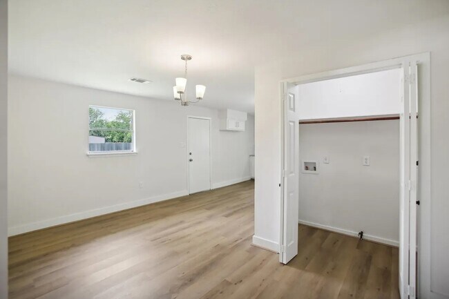 Building Photo - 906 S Rd