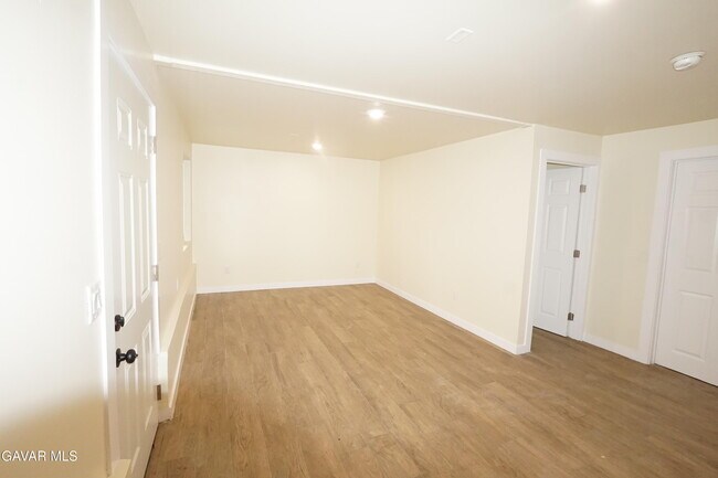 Building Photo - 448 W 41st Pl