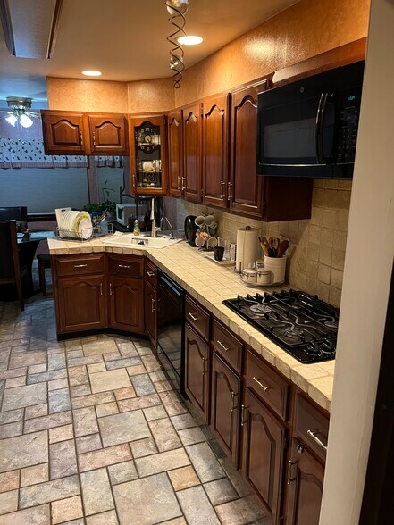 Building Photo - 5 Thorman Ln