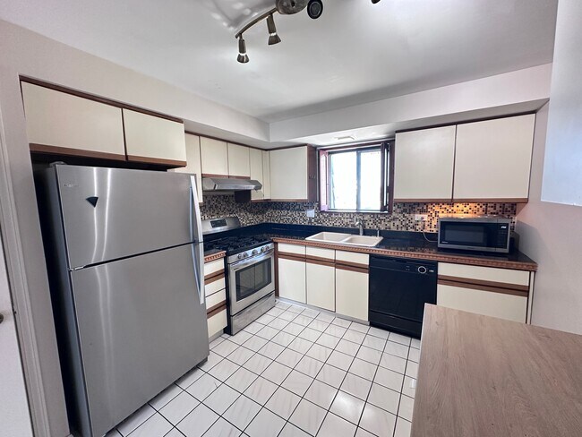 Building Photo - 8509 W Catherine Ave