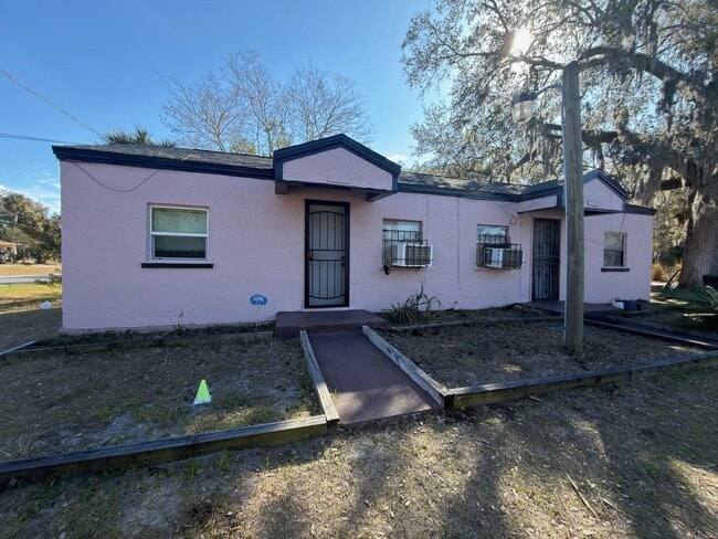 Building Photo - Corner Lot 2BR/1BA Duplex in Sanford! - Price to Rent!