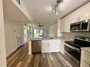 Building Photo - 3939 NE 5th Ave