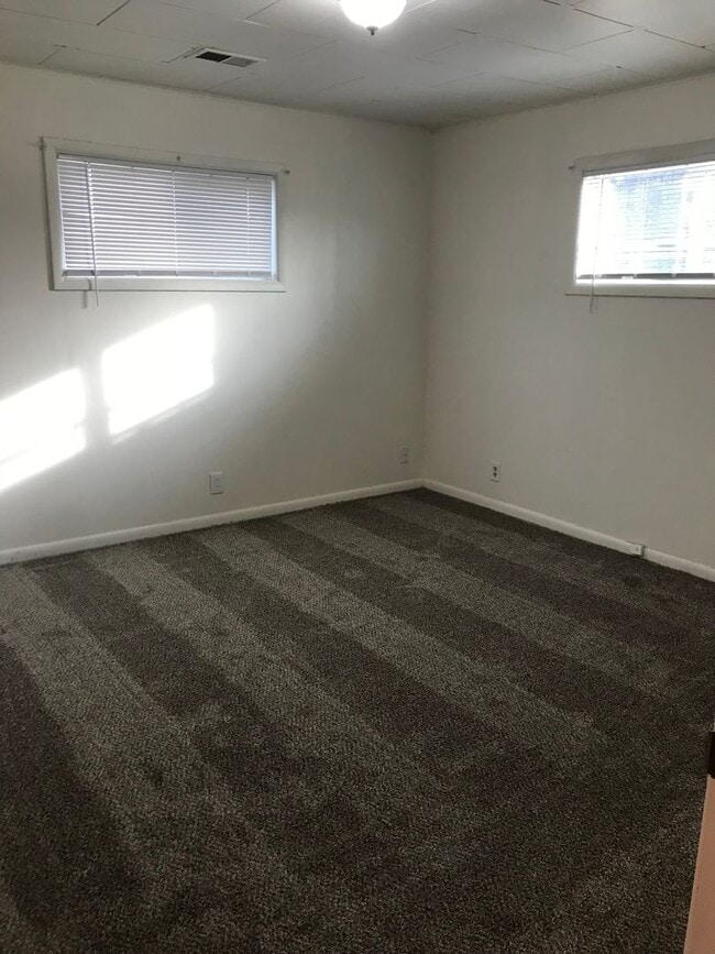 Building Photo - Very cute and centrally located 3-bedroom