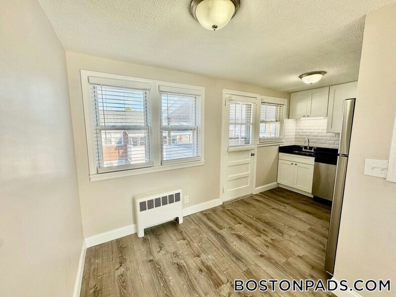 Building Photo - 108 Shawomet Ave