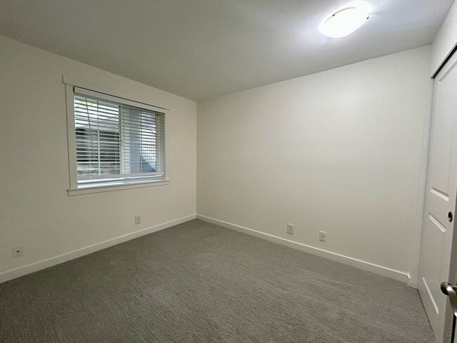 Building Photo - Bellevue Condo