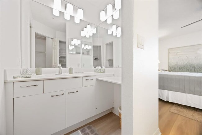 Building Photo - 3607 E Bay Dr