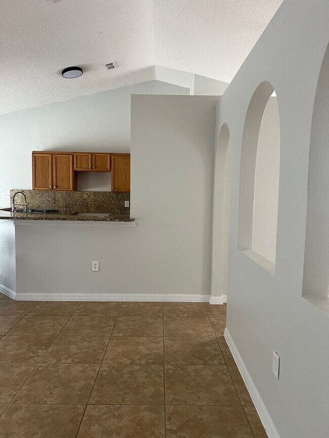 Building Photo - Updated Home in Poinciana