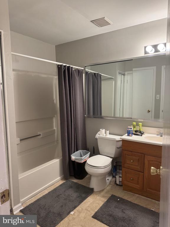 Building Photo - 408 Firethorne Ct