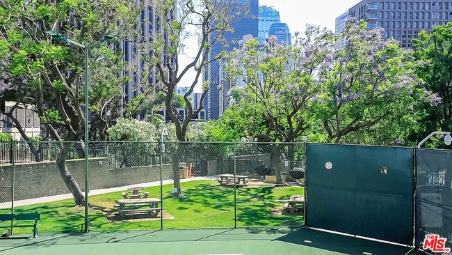 Building Photo - 800 W 1st St