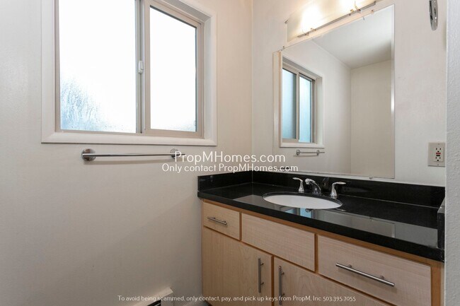 Building Photo - Updated One Bedroom Condo Within Walking D...