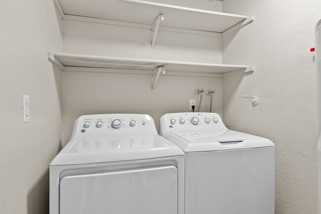 Building Photo - 1100 sq foot 2 bedroom 1.5 bathroom with full size washer/dryer available now!