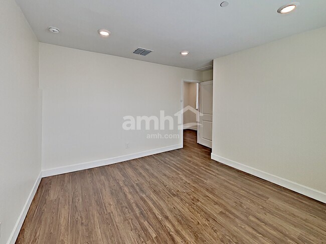 Building Photo - 5944 W Columbine Dr
