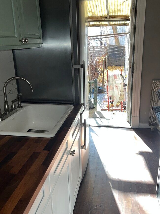 Kitchen - 520 Madison Ave