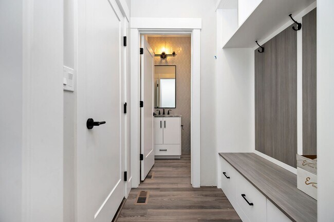 Building Photo - Luxury 5 Bed, 3 Bath home with over 3,000 sq. ft.