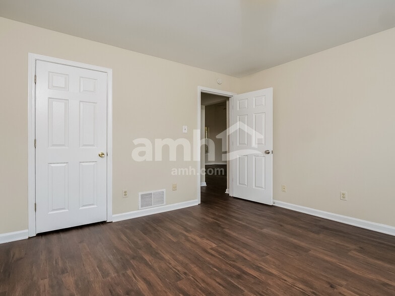 Building Photo - 6895 Clearpoint Dr