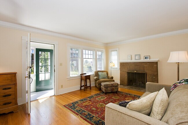 Building Photo - 306 NE 44th ST