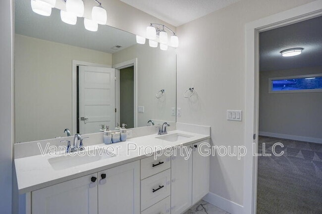 Building Photo - 6604 NE 107th St