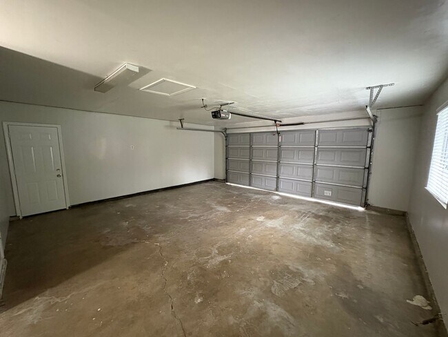 Building Photo - SW Visalia Home with Pool Available Now!