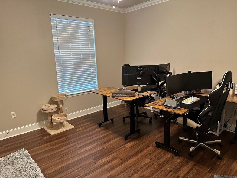 Building Photo - 900 Dean Lee Dr