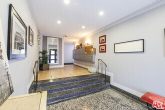 Building Photo - 425 S Kenmore Ave