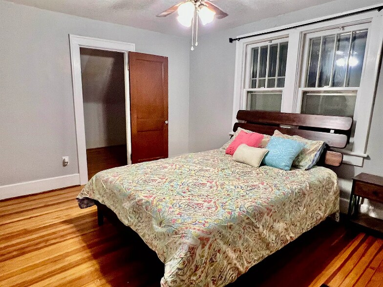 Building Photo - 511 Bowling St