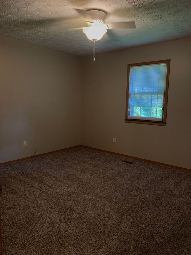 Building Photo - Walnut Grove House 3 Bedroom 1 Bath + covered car port!