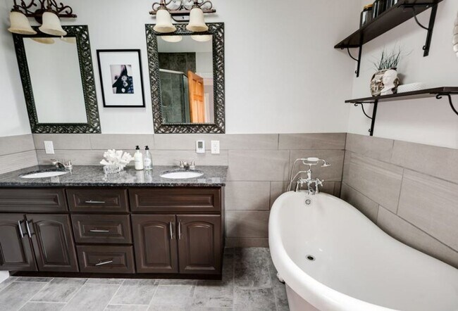 Building Photo - Spacious 4BR Capitol Hill Home with Lake W...