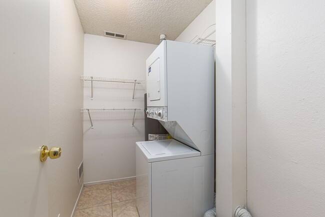 Building Photo - Single story one bedroom unit in community...