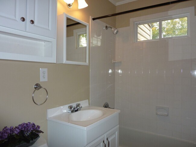 Building Photo - Beautiful 2 Bed 1 Bath in Quiet Area - NO PETS ALLOWED