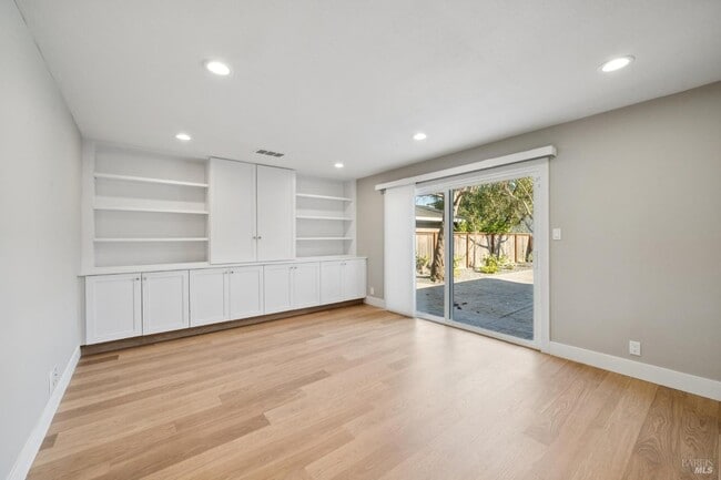 Building Photo - 918 Las Pavadas Ave