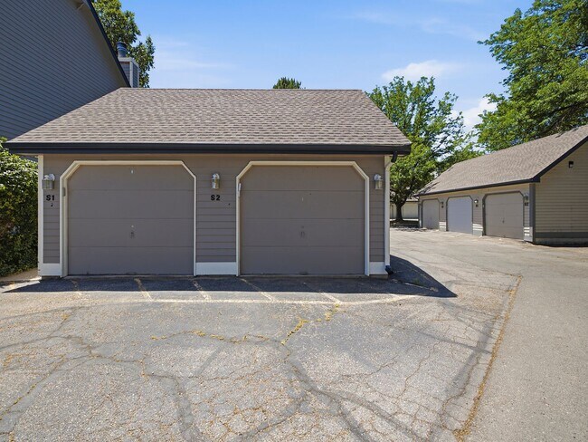 Building Photo - 2828 Silverplume Dr