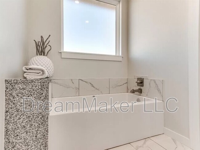 Building Photo - 2807 Clifton Ter